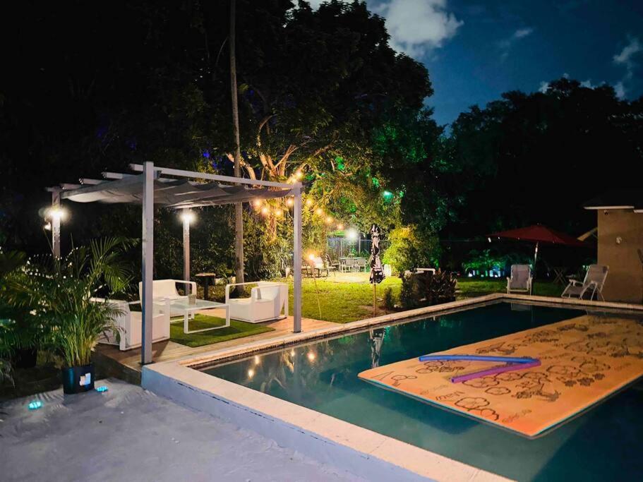 Cheerful Villa With Amazing Pool Golden Glades Esterno foto